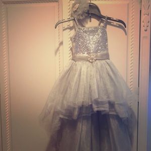 Gorgeous dress for your little one.